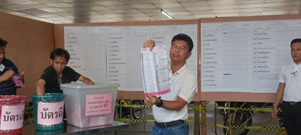 เลือกตั้ง'69:กกต.เริ่มนับคะแนนใหม่หน่วย 10 เขต 15 คันนายาว โชว์หรา QR code บาร์โค้ด