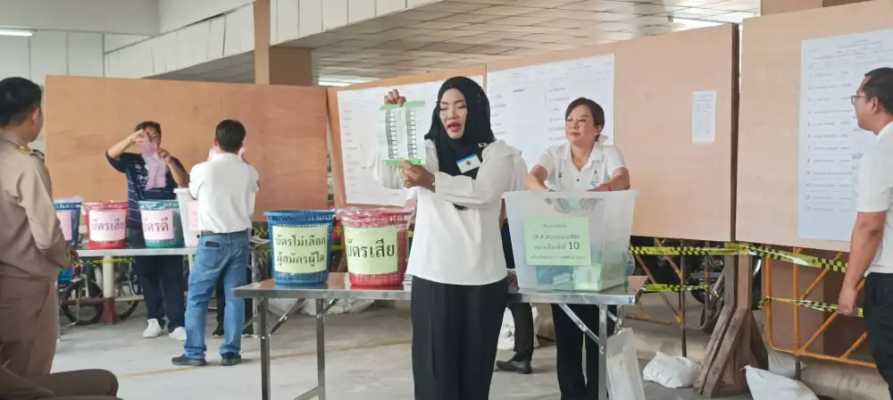 เลือกตั้ง'69:กกต.เริ่มนับคะแนนใหม่หน่วย 10 เขต 15 คันนายาว โชว์หรา QR code บาร์โค้ด