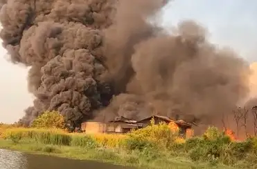 รมว.อุตฯสั่งหยุดรง.ทินเนอร์ฉะเชิงเทราหลังไฟไหม้โกดังสารเคมี เร่งสอบหาสาเหตุเชิงลึก