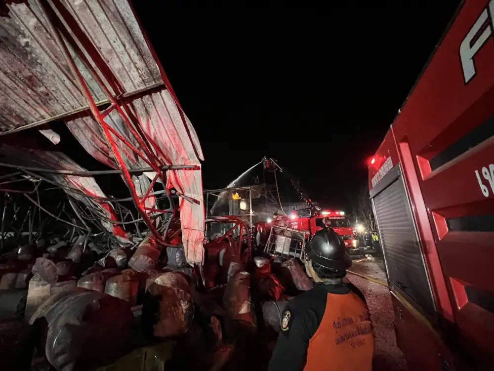 รมว.อุตฯสั่งหยุดรง.ทินเนอร์ฉะเชิงเทราหลังไฟไหม้โกดังสารเคมี เร่งสอบหาสาเหตุเชิงลึก