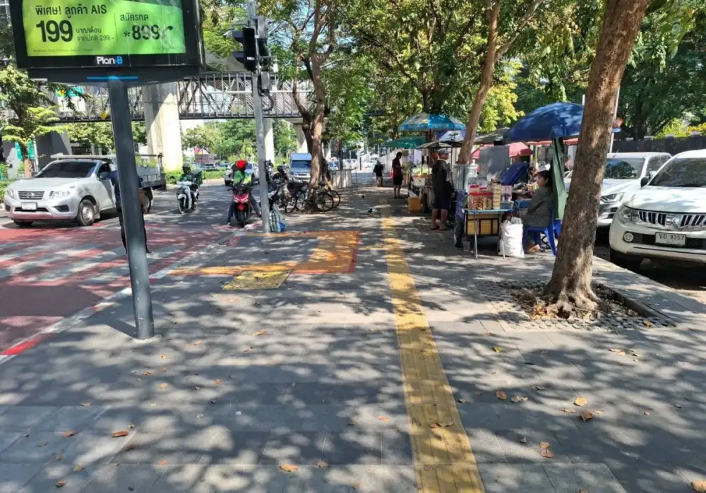 เขตปทุมวันกวดขันจัดระเบียบผู้ค้าหน้าสวนลุมพินี คืนทางเท้าให้ประชาชนสัญจรได้อย่างสะดวกและปลอดภัย