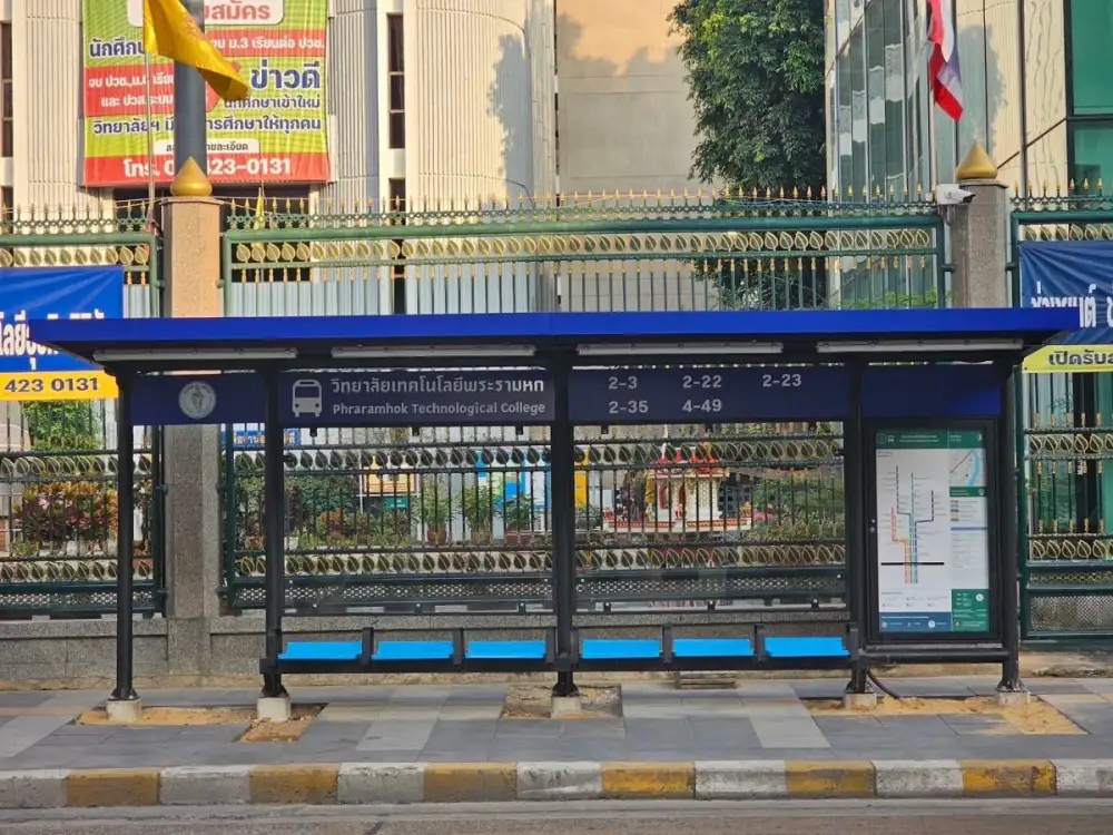 กทม. แจงแนวคิดออกแบบศาลาที่พักผู้โดยสารรูปแบบใหม่ ยึดหลัก Universal Design ไม่กีดขวางทางเท้า มุ่งสู่ Smart Bus Shelter ในอนาคต