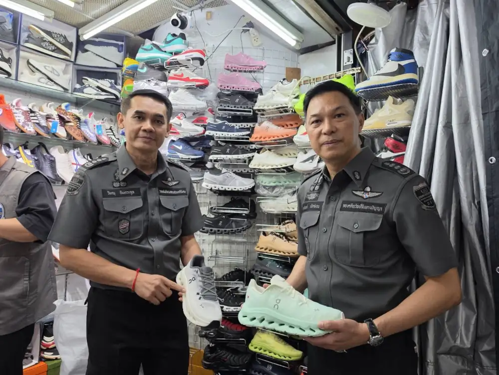 DSI สนธิกำลังตรวจค้นห้างดังกลางกรุงยึดสินค้าละเมิดลิขสิทธิ์กว่า 20 ลบ.