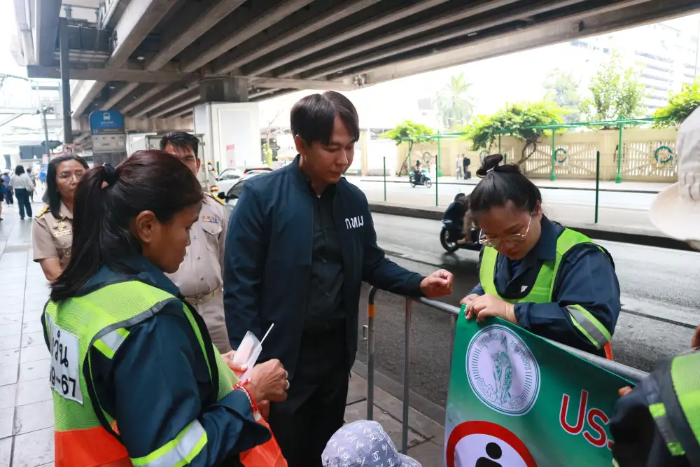 เขตปทุมวันจัดระเบียบการทิ้งขยะบริเวณหน้าร้านสะดวกซื้อ ถ.พระรามที่ 1 เพื่อความสะอาดของพื้นที่สาธารณะ