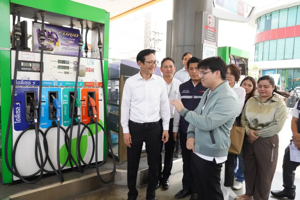 รมว.พลังงาน บุกลงพื้นที่ตรวจเข้มสั่งฟันพวกฉวยโอกาสปั่นราคาน้ำมัน ยืนยันไม่เจอกักตุน-เร่งระบายส่งปั๊ม