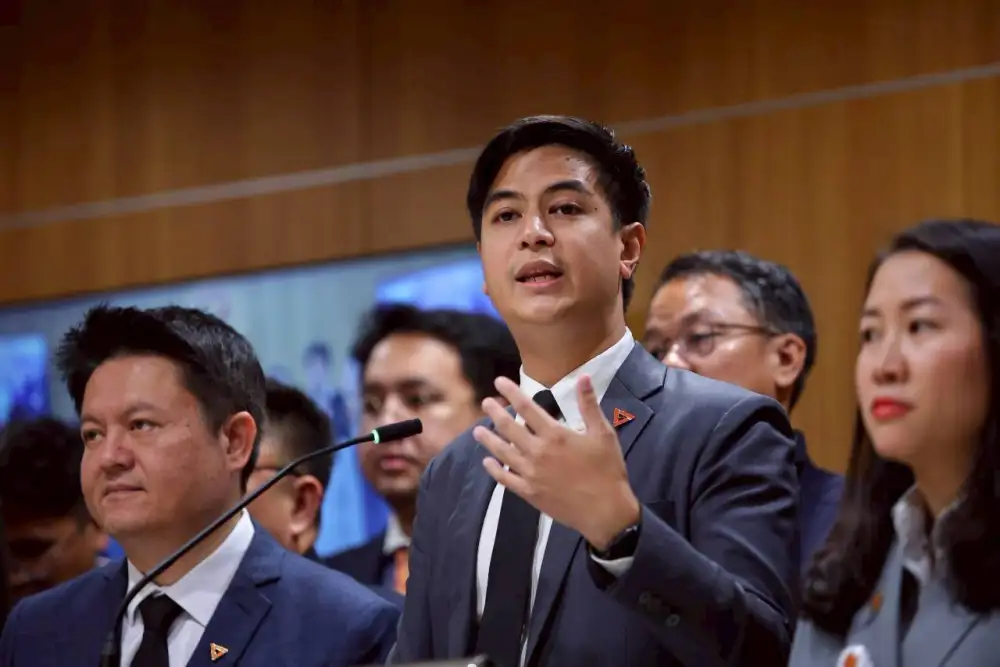 พรรคส้ม ประเดิมหน้าที่ฝ่ายค้าน ส่ง 9 ญัตติ 9 ร่างกม.เข้าสภาฯ รอความชัดเจน ครม.ใหม่แก้ รธน.