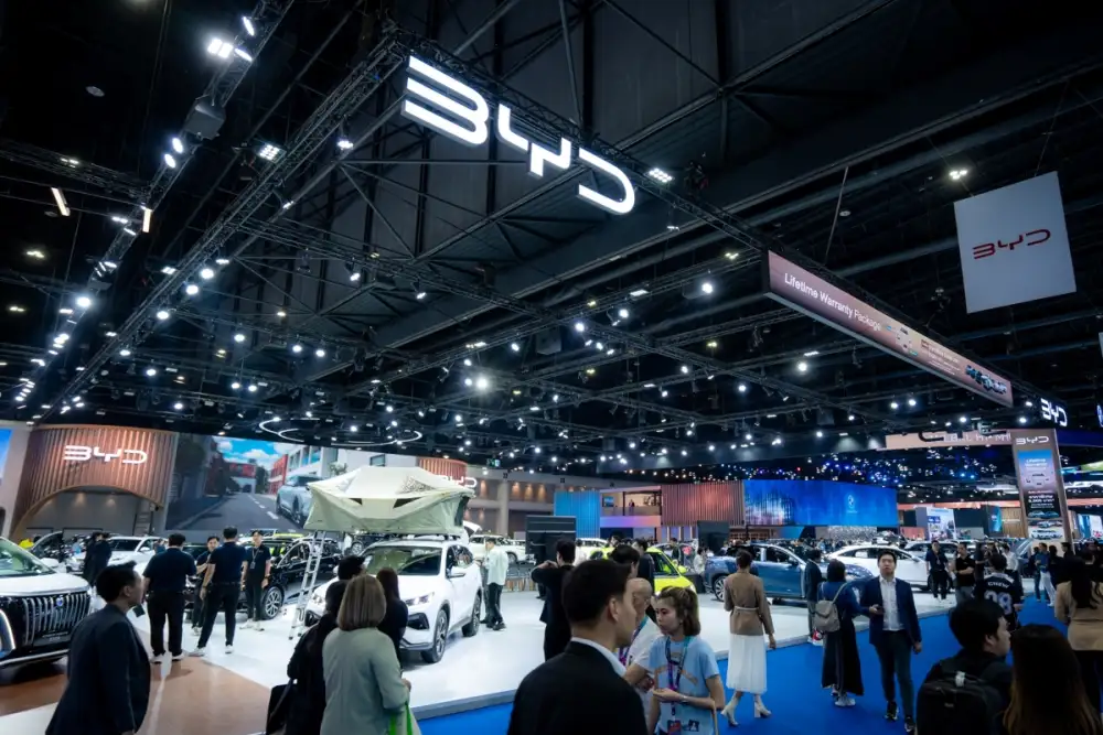 บีวายดี ประเทศไทย จับมือ เรเว่ ออโตโมทีฟ สร้างประวัติศาสตร์ครั้งใหม่ของวงการยานยนต์ ครั้งแรกของโลก! กับการเปิดตัวรถยนต์ใหม่ถึง 4 รุ่นพร้อมกัน ภายใต้แบรนด์BYD