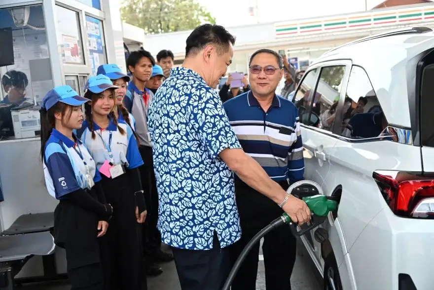 นายกฯ สุ่มตรวจปั๊มน้ำมันนครพนม ฝากทุกฝ่ายร่วมใจรณรงค์ประหยัดพลังงาน