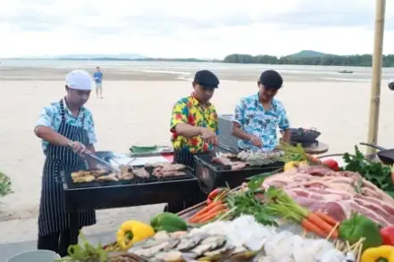 ฉลองเทศกาลอีสเตอร์และสงกรานต์ด้วยมื้ออาหารสุดพิเศษและกิจกรรมสร้างแรงบันดา ลใจตลอดเดือนเมษายนนี้ ที่ภูเก็ต แมริออท รีสอร์ท แอนด์ สปา, ในยางบีช