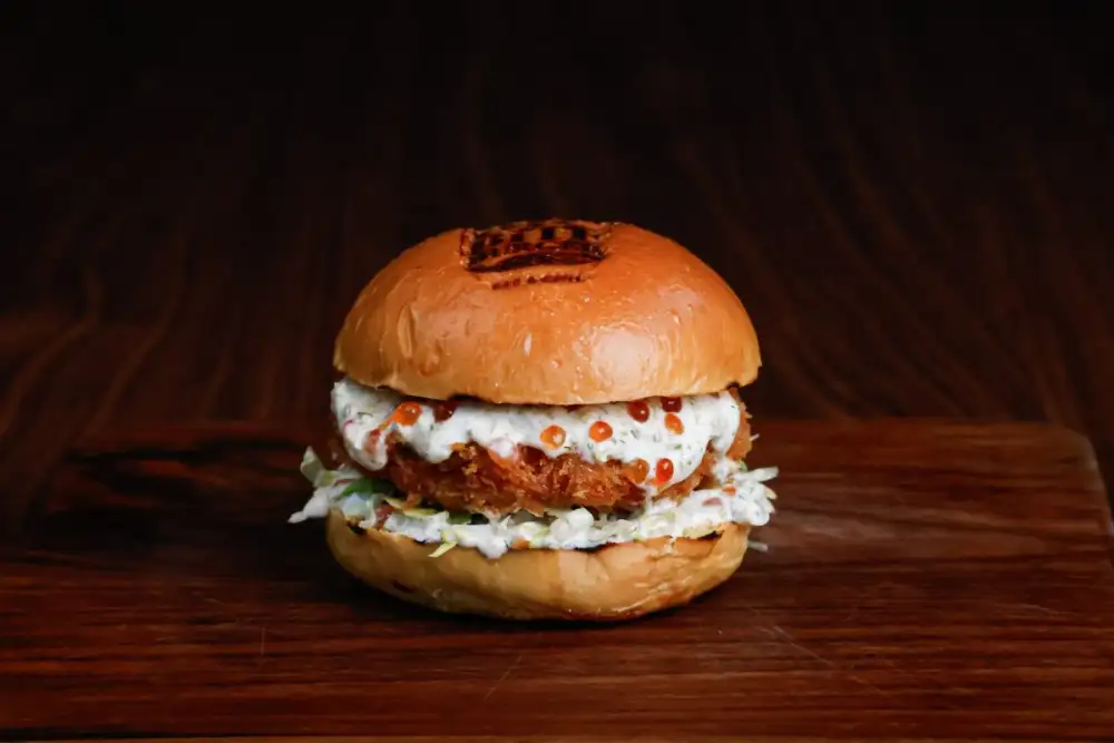 สัมผัสรสชาติอเมริกันคลาสสิกขนานแท้! 'บิ๊ก ไบท์ เบอร์เกอร์ บาร์ แอนด์ กริลล์' เปิดตัวเมนูใหม่ ชูจุดเด่นโฮมเมดสไตล์ยุค 90