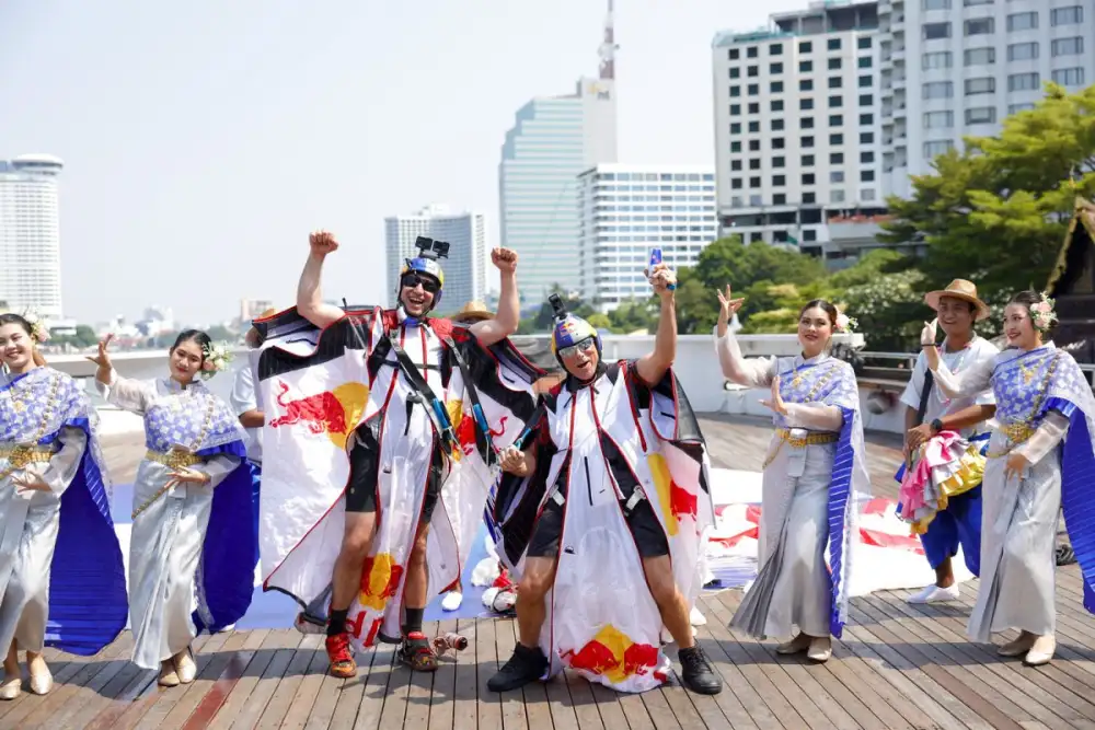 การบินวิงสูทครั้งแรกในประวัติศาสตร์น่านฟ้ากรุงเทพฯ ไมล์ส ไดเชอร์ ตำนานสังกัดทีม Red Bull Air Force ร่อนกลางอากาศด้วยความเร็ว 260 กิโลเมตรต่อชั่วโมง