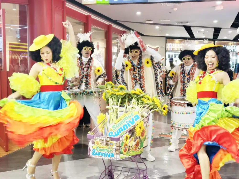 เอ็ม บี เค เซ็นเตอร์ จัดเต็มความสดใสกับขบวน SUMMER SUNNIVA TROOP ลูกค้าไทย-เทศร่วมสนุก บรรยากาศคึกคักต้อนรับซัมเมอร์ พร้อมเซอร์ไพรส์แจก Gift Voucher