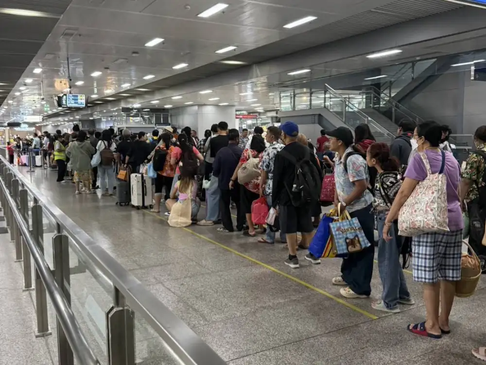 สามวันแรกเทศกาลสงกรานต์ คนกรุงแห่เล่นน้ำ เน้นใช้รถไฟฟ้า ดันยอดใช้ระบบรางสะสมพุ่ง 3.6 ล้านคน-เที่ยว