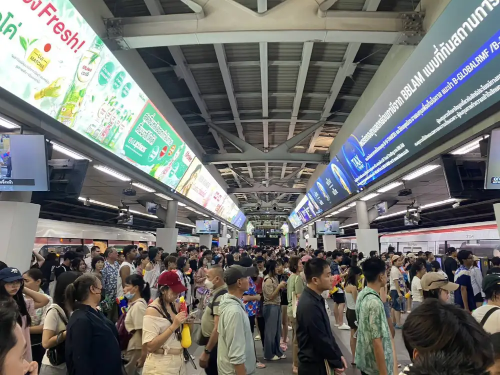 นทท.แห่เล่นน้ำสงกรานต์สีลม-สยาม-ไอคอนสยาม ดันยอดผู้โดยสารรถไฟฟ้าทะลัก