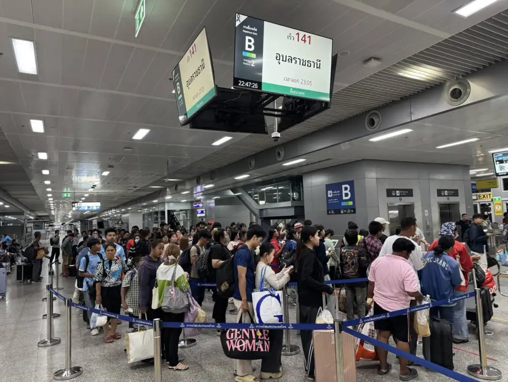 นทท.แห่เล่นน้ำสงกรานต์สีลม-สยาม-ไอคอนสยาม ดันยอดผู้โดยสารรถไฟฟ้าทะลัก