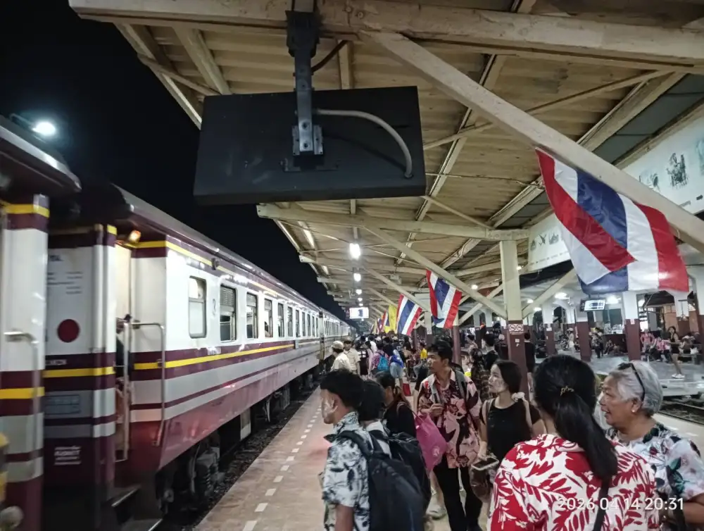 นทท.แห่เล่นน้ำสงกรานต์สีลม-สยาม-ไอคอนสยาม ดันยอดผู้โดยสารรถไฟฟ้าทะลัก