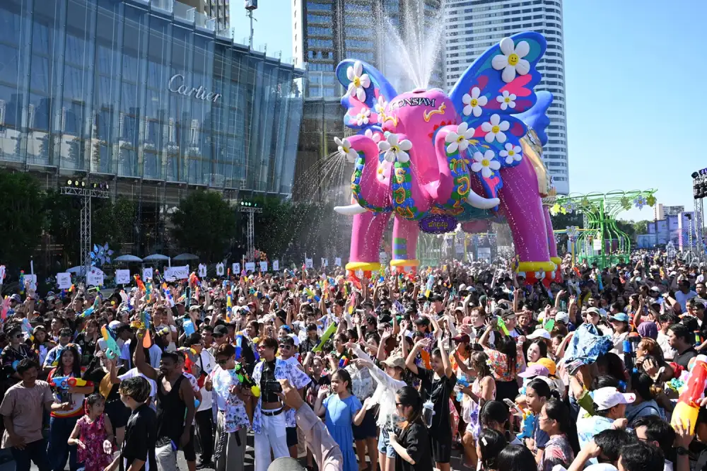 ไอคอนสยามคึกคัก สาด สนุก สุข สิริมงคล สงกรานต์ไทย