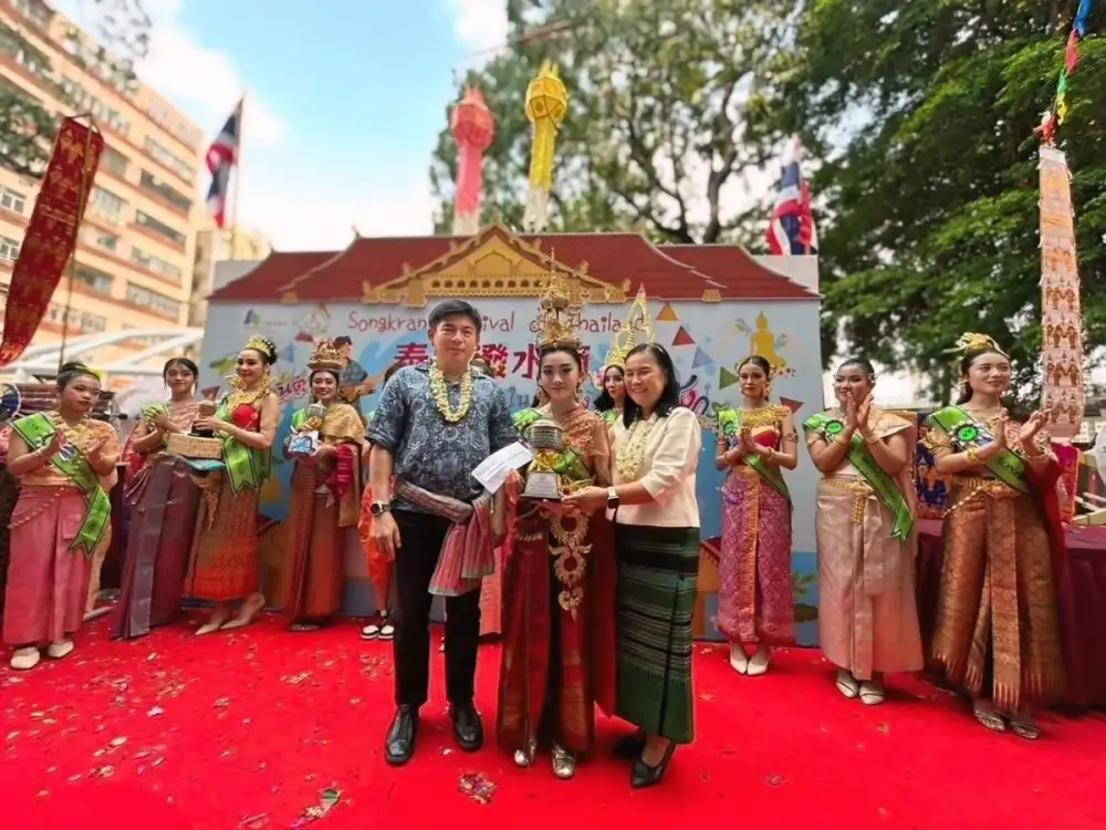 ฮ่องกงคึกคักรับสงกรานต์ไทย 'สายรุ้ง' ลูกครึ่งไทย-ฮ่องกง วัย 13 ปี คว้าดับเบิลแชมป์เทพีสงกรานต์ สะท้อนพลัง Soft Power ไทยสู่เวทีโลก