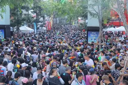 สยามสแควร์ครองแชมป์! แลนมาร์กเทศกาลเล่นน้ำกลางเมืองสุดยิ่งใหญ่ ทะลุ 1.5 ล้านคน ตอกย้ำ 