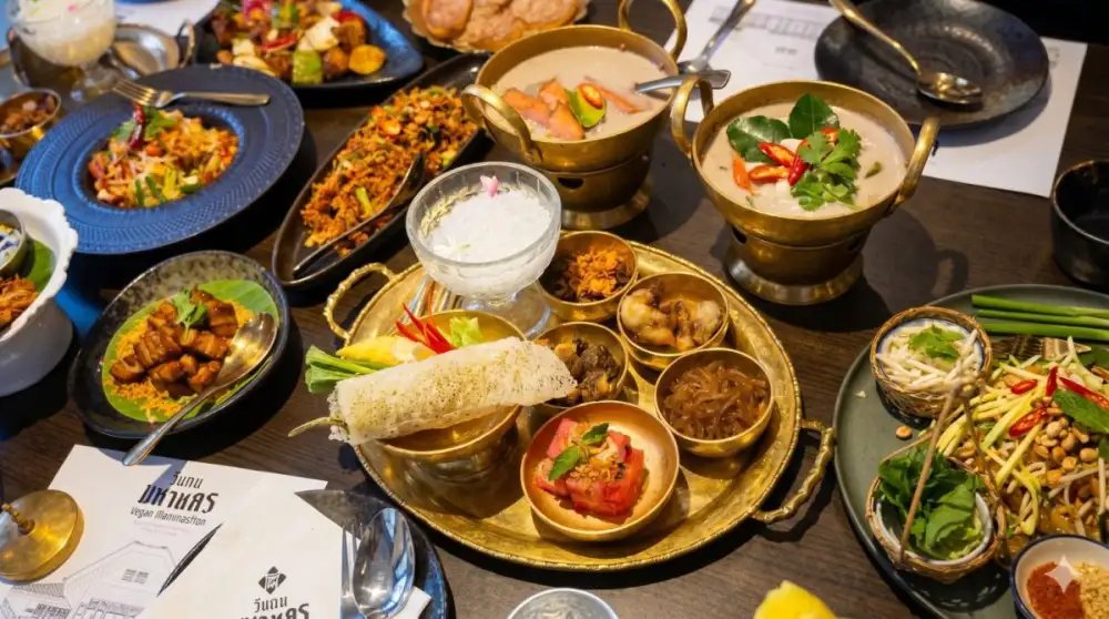 ห่มสไบทานข้าวแช่ดับร้อนเอกลักษณ์ไทยเสน่ห์ปลายจวักด้วยตำรับชาววัง 120 ปีที่ 