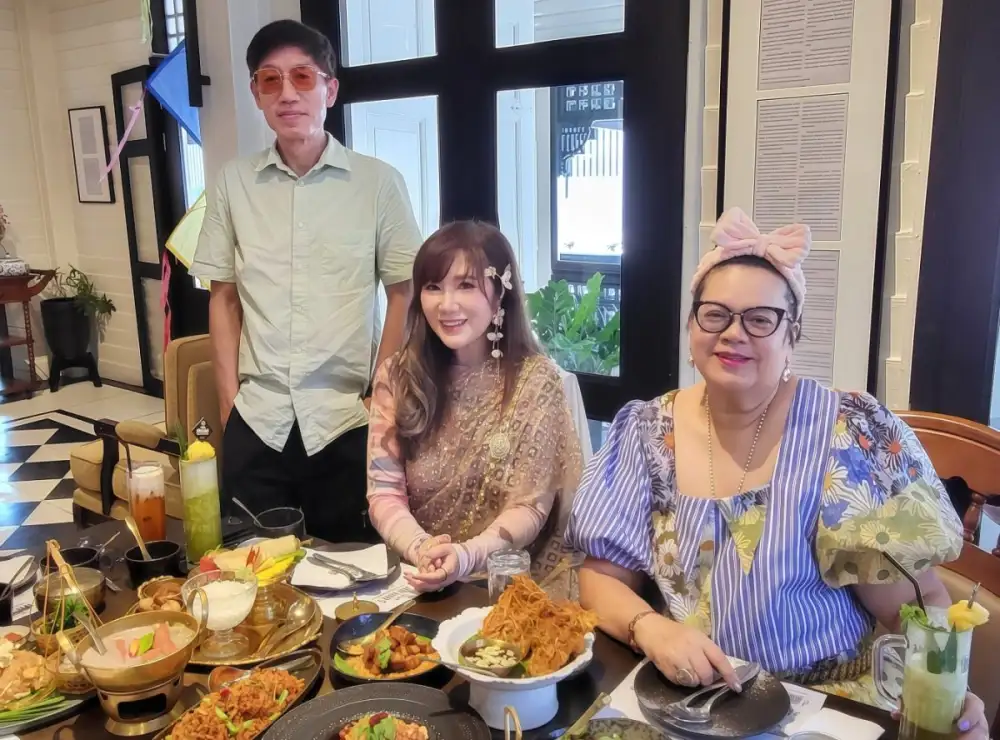 ห่มสไบทานข้าวแช่ดับร้อนเอกลักษณ์ไทยเสน่ห์ปลายจวักด้วยตำรับชาววัง 120 ปีที่ 