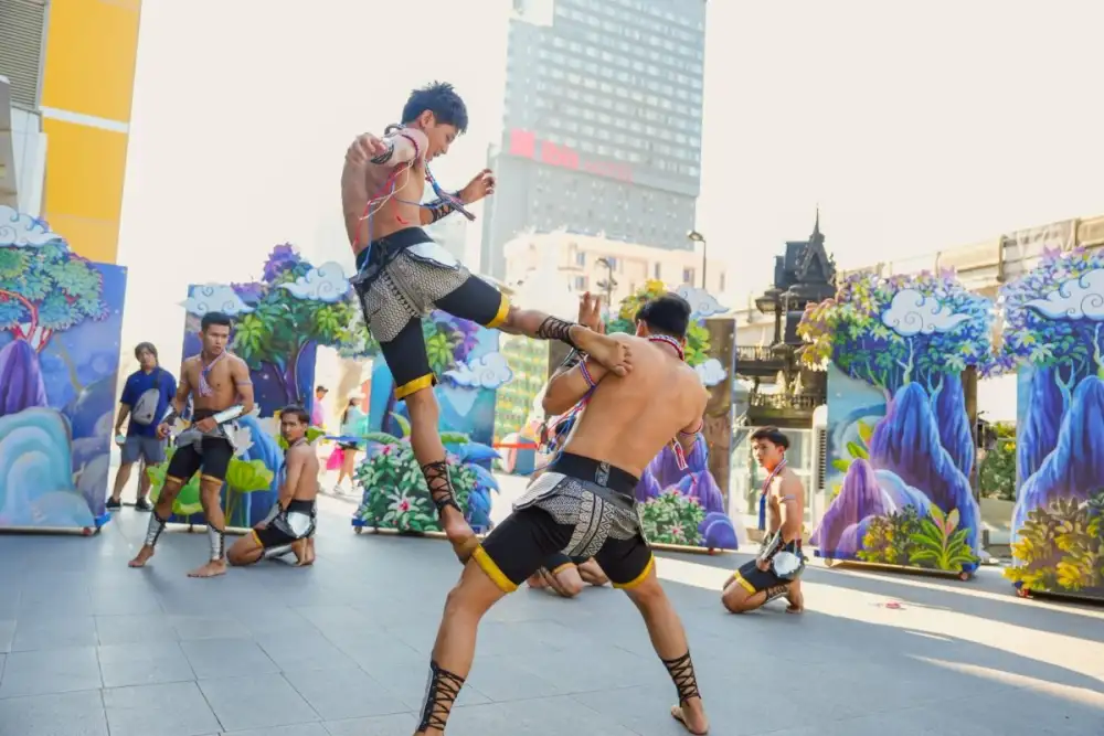 ควันหลงสงกรานต์สุดประทับใจทัวริสต์ สัมผัสเสน่ห์ไทยร่วมสมัยที่ เอ็ม บี เค เซ็นเตอร์ ตอกย้ำ Cultural & Tourism Hub แลนด์มาร์กศิลปวัฒนธรรมใจกลางกรุง