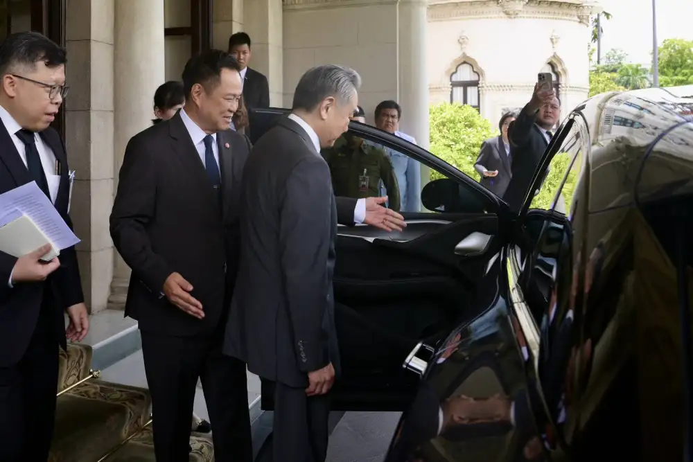 นายกฯ ต้อนรับ 