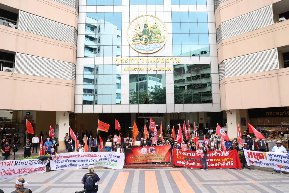 สสรท.ยื่นหนังสื่อค้านลดเงินสมทบประกันสังคม-บำนาญสูตร CARE