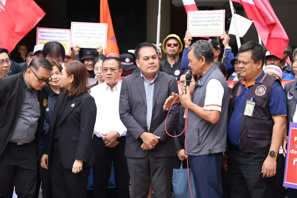 สสรท.ยื่นหนังสื่อค้านลดเงินสมทบประกันสังคม-บำนาญสูตร CARE