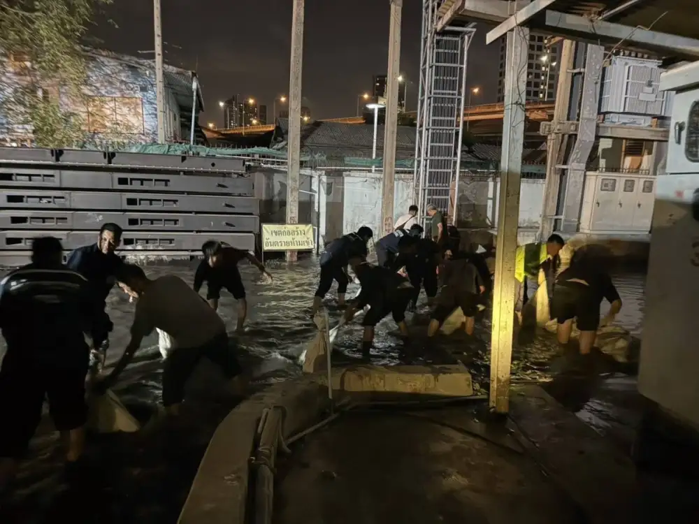 กทม. เสริมกระสอบทราย-ตรวจสอบความแข็งแรงแนวป้องกันน้ำคลองพระโขนง เร่งให้ความช่วยเหลือประชาชนที่ได้รับผลกระทบ