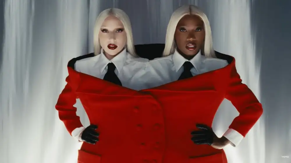 เพราะทุกวันคือรันเวย์! Lady Gaga x Doechii ประชันลุคแฟชั่นแบบไม่มีใครยอมใคร ใน MV ล่าสุด 