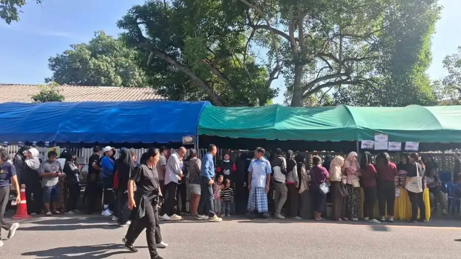 สุดคึกคัก!! คนแห่ซื้อสินค้า 