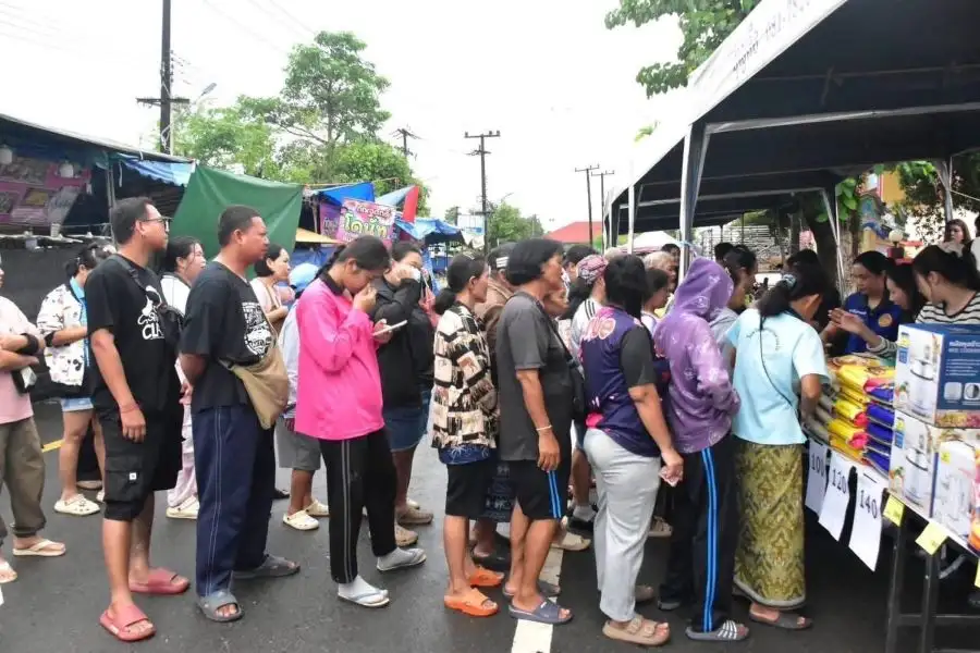 สุดคึกคัก!! คนแห่ซื้อสินค้า 
