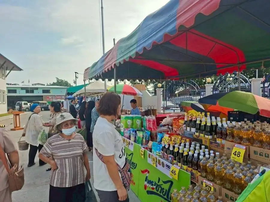 สุดคึกคัก!! คนแห่ซื้อสินค้า 