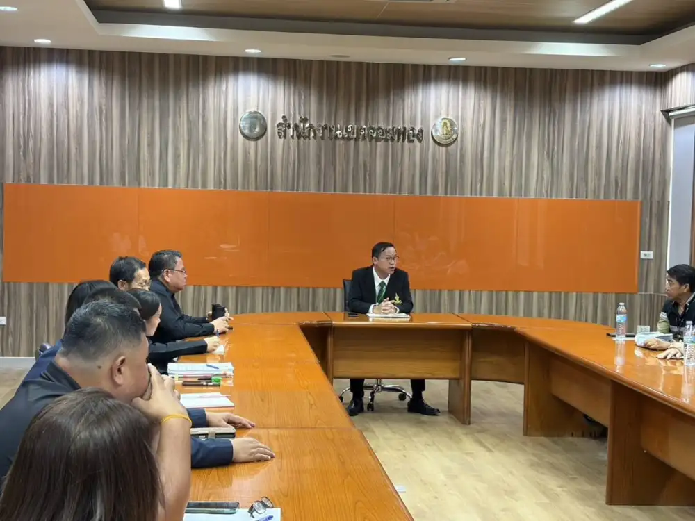 เขตจอมทองตรวจสอบเหตุบ้านทรุดตัวบริเวณชุมชนคลองบางค้อ กั้นพื้นที่เสี่ยง-เร่งให้ความช่วยเหลือผู้ได้รับผลกระทบ
