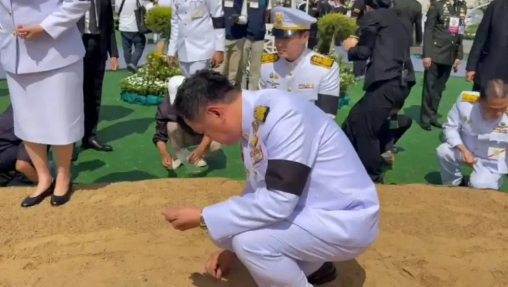 นายกฯ ร่วมเก็บเมล็ดข้าวพันธุ์พระราชทาน ยันเตรียมมาตรการรับมือภัยแล้ง