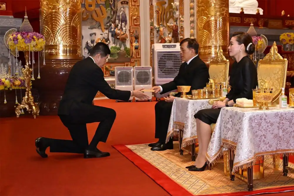 คลินิกการแพทย์แผนจีนหัวเฉียวและกรรมการมูลนิธิป่อเต็กตึ๊ง ร่วมเฝ้าทูลละอองธุลีพระบาทรับเสด็จ พระบาทสมเด็จพระเจ้าอยู่หัว และสมเด็จพระนางเจ้าฯ พระบรมราชินี ในโอกาสเสด็จพระราชดำเนินทรงเปิด