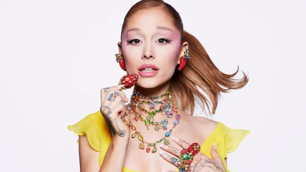 สวารอฟสกี้ เผยเสน่ห์แห่งฤดูร้อนผ่าน 