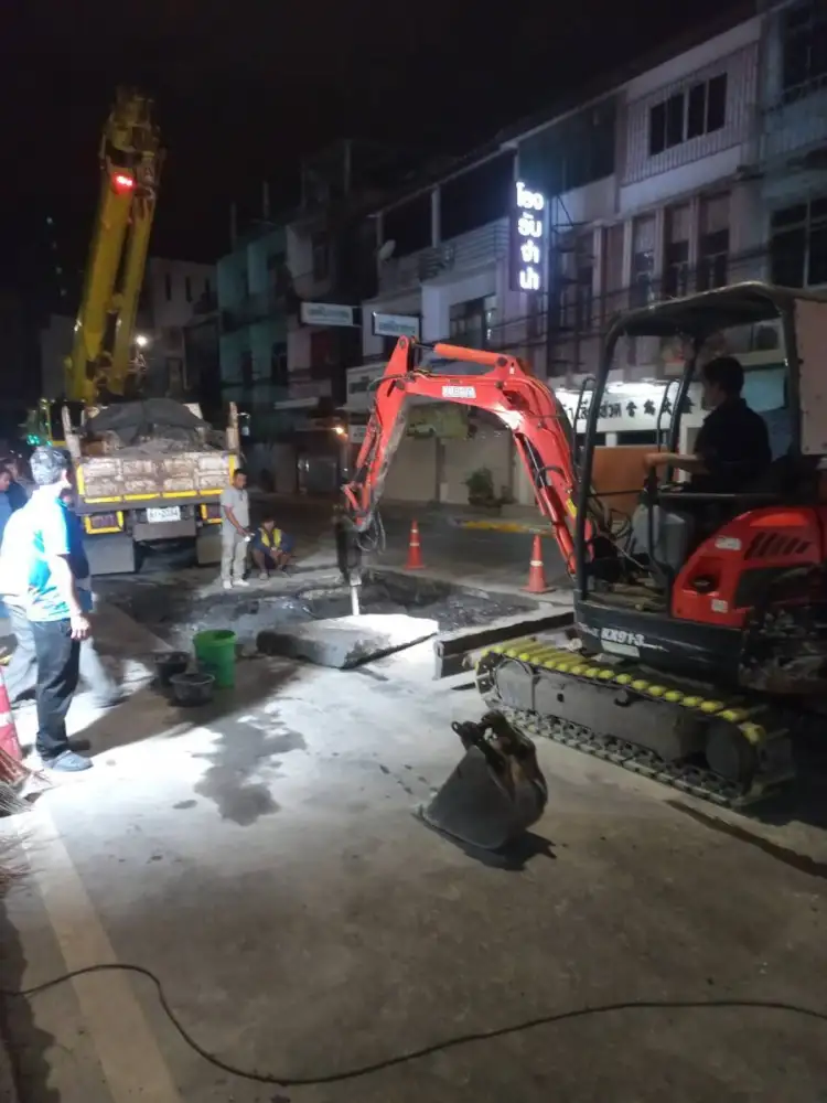กทม. ประสาน กปน. ตรวจสอบ-เร่งซ่อมแซมถนนใกล้ซอยวังหลัง 2 ที่เกิดการทรุดตัวเป็นหลุมจากโครงการวางท่อประปา