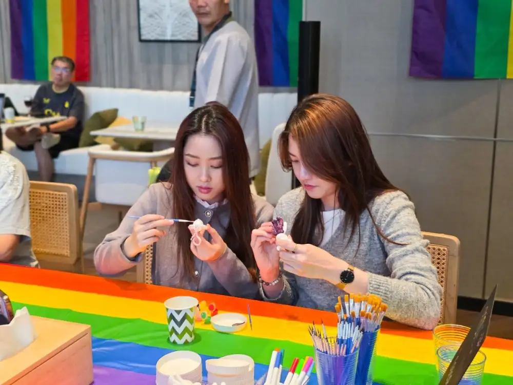 สเตย์บริดจ์ สวีท แบงค็อก สุขุมวิท จัดกิจกรรม The Social Night ฉลอง Pride Month ผ่านสีสันแห่งความคิดสร้างสรรค์และการแบ่งปันช่วงเวลาดี ๆ ร่วมกันสำหรับแขกผู้เข้าพัก