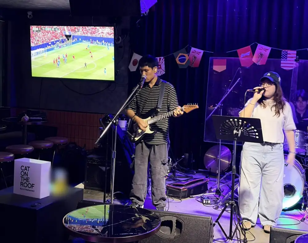 เอ็ม บี เค เซ็นเตอร์ ต้อนรับมหกรรมลูกหนังระดับโลก ช้อปแฟชั่นสปอร์ต อัปเดตแกดเจ๊ต รวมร้านอิ่มอร่อยก่อนเกม และเชียร์แมตช์สำคัญผ่านจอยักษ์ที่ Cat on the Roof