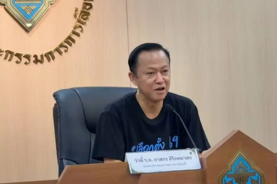 เลือกตั้งกทม.: พรุ่งนี้เข้าคูหา! กกต.พร้อมจัดเลือกตั้งกทม.-พัทยา ย้ำจำบัตรสีให้แม่น สั่งระวังฝนตก