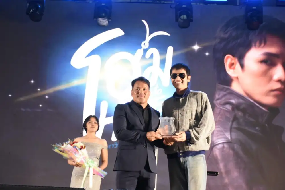โจอี้ ภูวศิษฐ์ รับรางวัล 