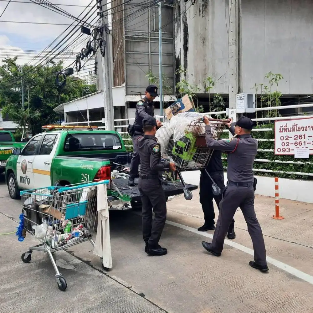 เขตคลองเตย คุมเข้มจัดระเบียบพื้นที่สาธารณะ ดูแลคนไร้บ้าน ประสานช่วยเหลือสู่