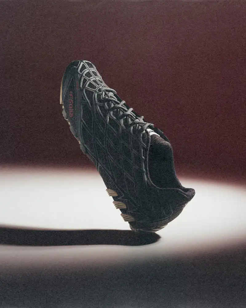 อาดิดาส ออริจินอลส์ และ Bad Bunny ก้าวสู่บทใหม่ของ F50 Ghost Sprintในโทนสีดำ