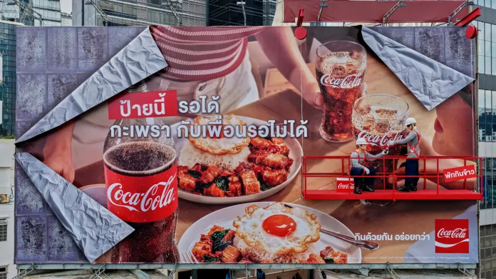 งานยังไม่เสร็จ แต่พักกินข้าวก่อนได้ไหม? โคคา-โคล่า ทิ้งปริศนาแคมเปญใหม่ผ่านป้ายโฆษณาที่ยัง 