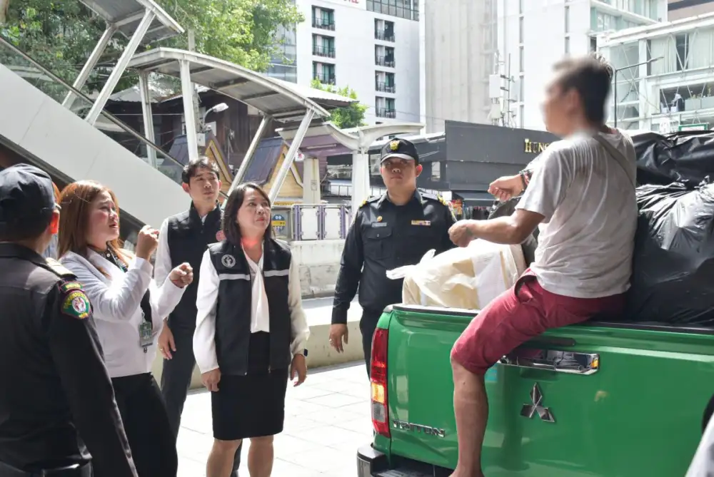 เขตบางรัก ลงพื้นที่ดูแลคนไร้ที่พึ่งย่านช่องนนทรี ชวนเข้ารับการช่วยเหลือ-ดูแลพื้นที่สาธารณะต่อเนื่อง