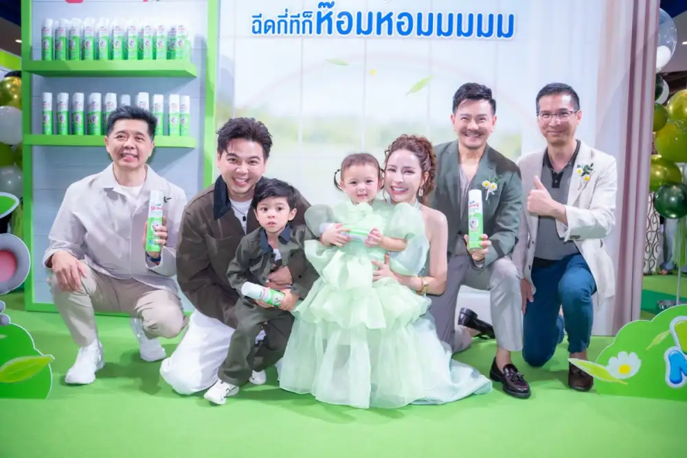 ห้างแตกของจริง! 'โซล-โมเน่' ควง 'แม่เม' เปิดตัวพรีเซนเตอร์ Kleansy ปล่อยดาเมจความน่ารักฟันน้ำนม หอมฟุ้งจนใจฟูทั้งงาน